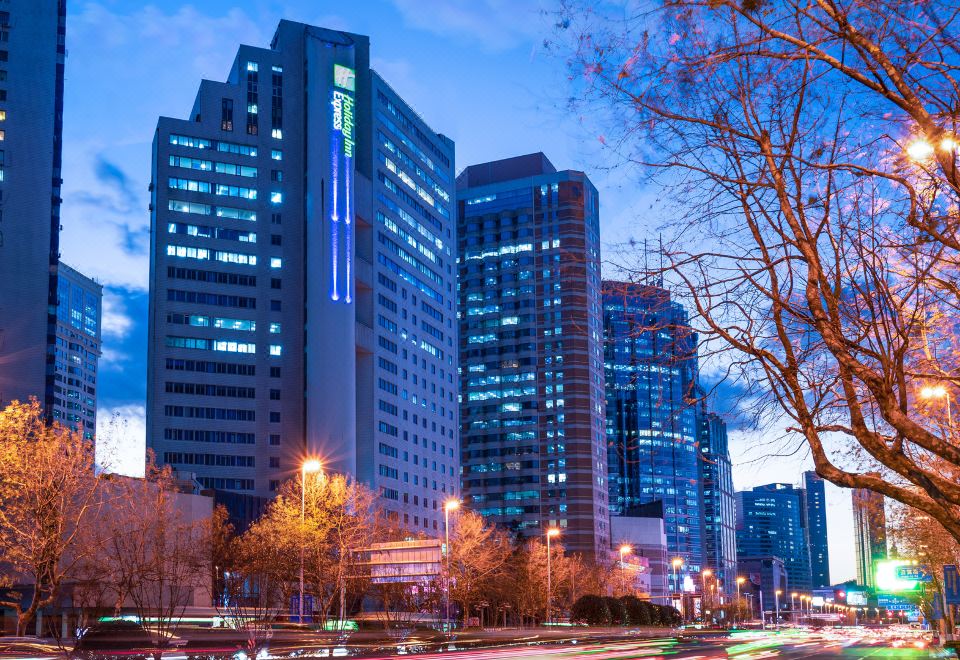 青岛五四广场奥帆中心智选假日酒店外景图