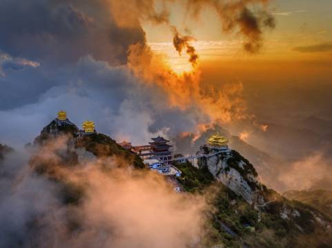 老君山金顶枕云悬崖民宿图片