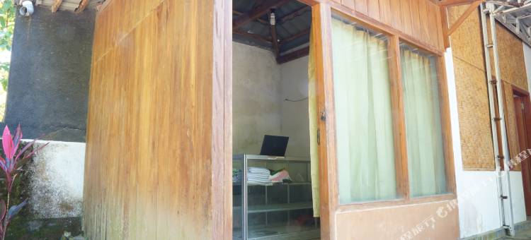 OYO 96881831 斯里甘地红岛海滩民宿，靠近潘切尔海滩(Hotel O Homestay Srikandi Pulau Merah BeachNearPantai Pancer)图片