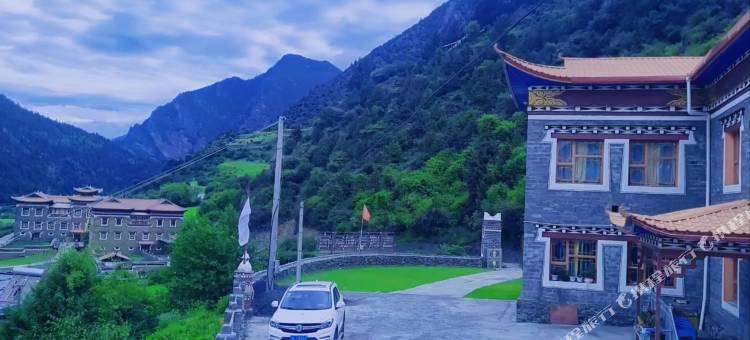 贡嘎山雪域景观民宿图片