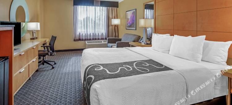 那不勒斯市区拉昆塔温德姆套房酒店(La Quinta Inn & Suites by Wyndham Naples Downtown)图片