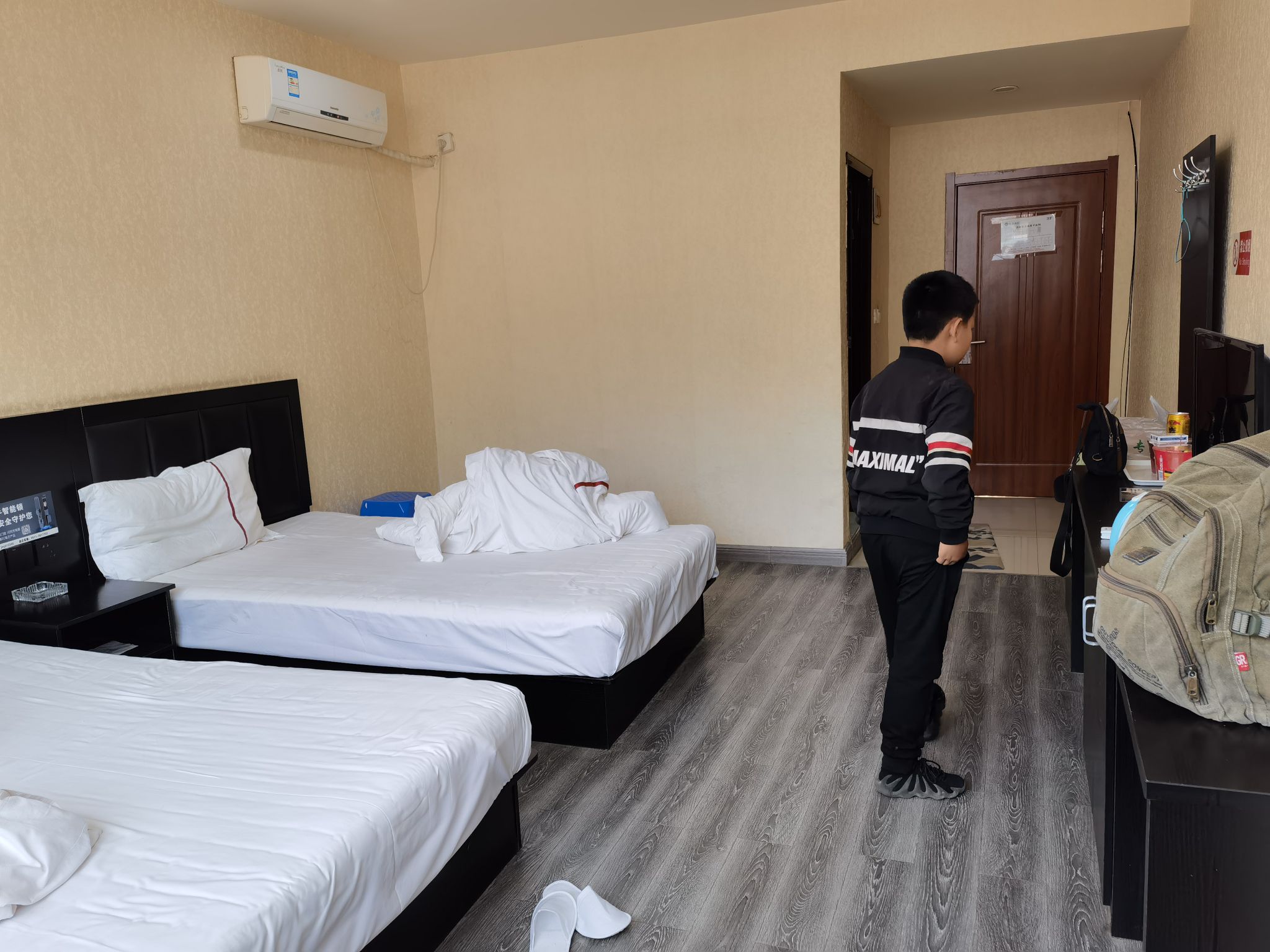 吴起县城里挺好的宾馆，老板热情服务，房间干净整洁，住的很满意。提前在携程订房也挺实惠的，距离夜市，超