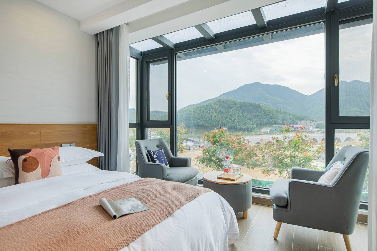 轩屹·山野·亲子观影轻智能度假美宿(云上草原熊猫探险乐园店)图片