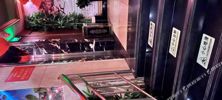 秦安伯爵主题酒店图片