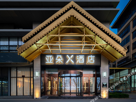 西双版纳景洪泼水广场江边夜市亚朵X酒店