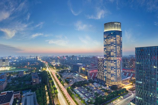 紧邻嘉兴cbd商业群,处南湖商业和生活中心,承嘉兴地标之高,接云天月明