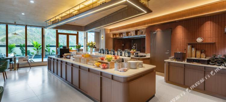 拉萨西藏大学滨河路亚朵酒店图片