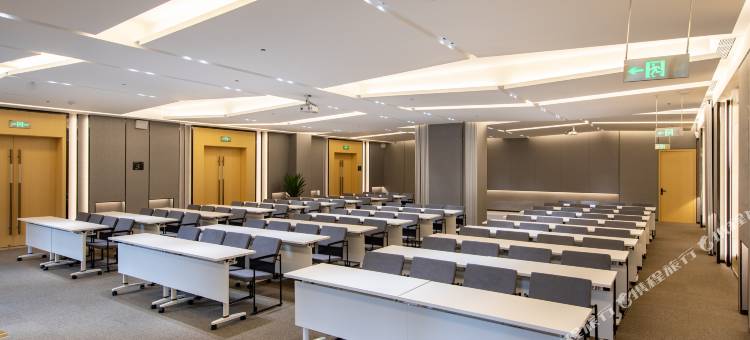 重庆江北机场回兴轻轨站亚朵酒店图片