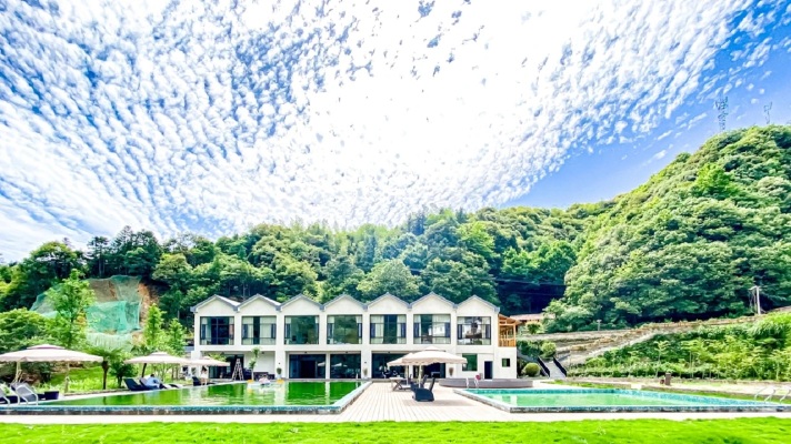 HOTEL IN THE CLOUDSOver view