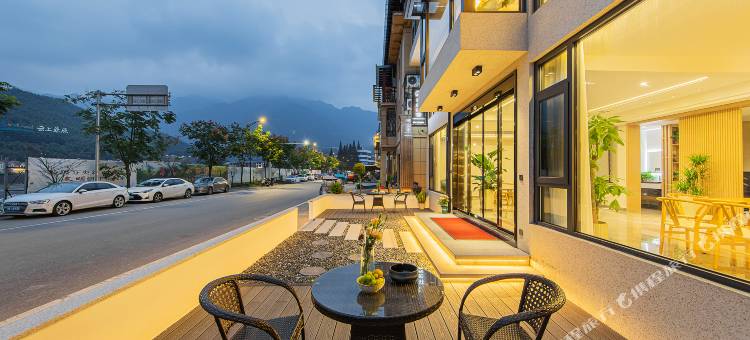 轩屹·山野·亲子观影轻智能度假美宿(云上草原熊猫探险乐园店)图片