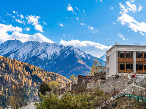 四姑娘山等风来雪山民宿(长坪沟景区长青山寨观景平台店)