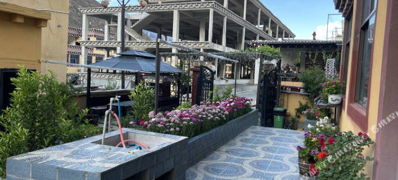 巴塘雄孔温泉民宿图片