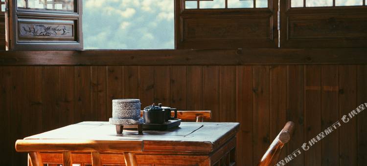 古树旁客栈图片