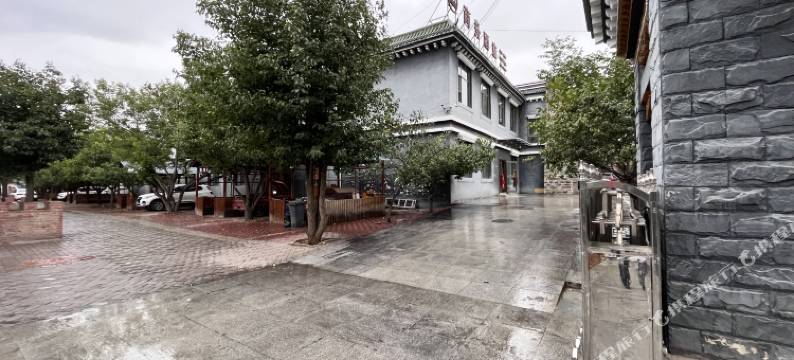 贵德圣宝林卡酒店图片
