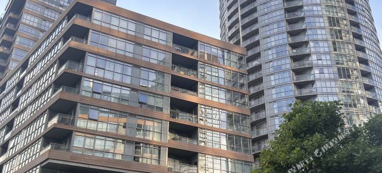 多伦多地标CN旁 1+1 2卧1卫湖边公寓品绝美日落+无遮挡城市全景(Breathtaking Toronto Waterfront 1+1 2BR | CN Tower, Lake & City Sunset Perfection)图片