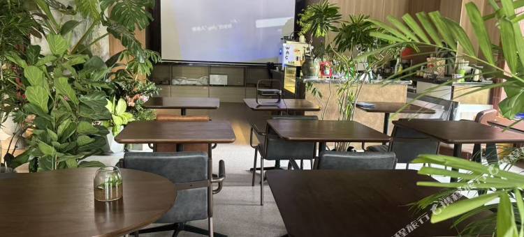 艺龙万国酒店(北京三里屯太古里团结湖地铁站店)图片