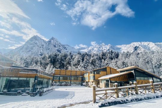 选择房间装修:2018酒店是一家主题摄影文化酒店,位于海螺沟三号营地.