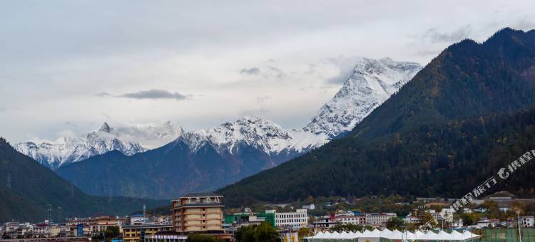 波密枕江山水绘图片