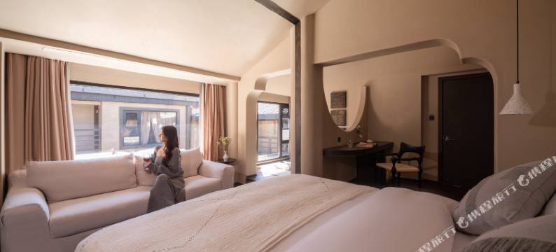 QINGLUAN晴峦·暮雪千川｜阅城鑫奢雪山观景民宿(古城木府店)图片