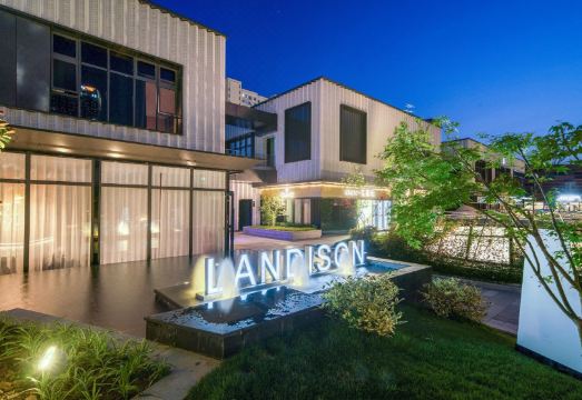 Landison Hotel LinanHotel Overview