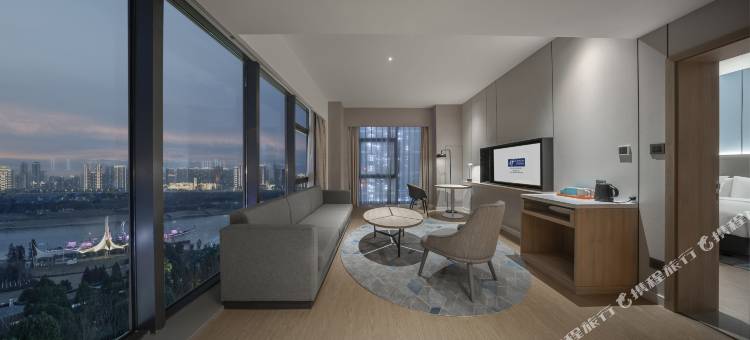 南昌方大智选假日酒店(红谷滩南昌舰主题公园店)图片