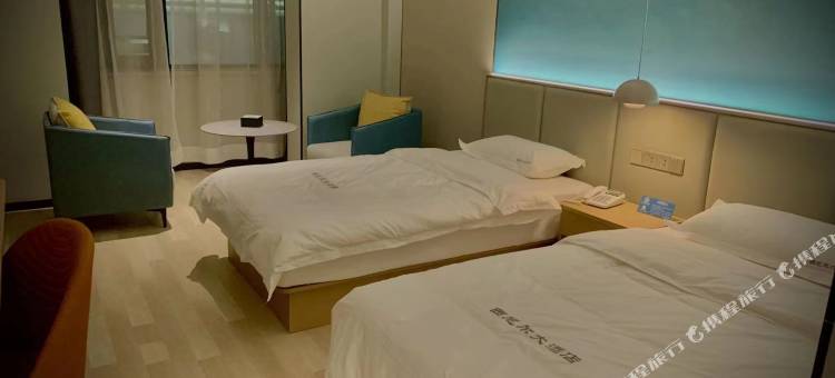 库尔勒西尼尔大酒店(梨城机场店)图片