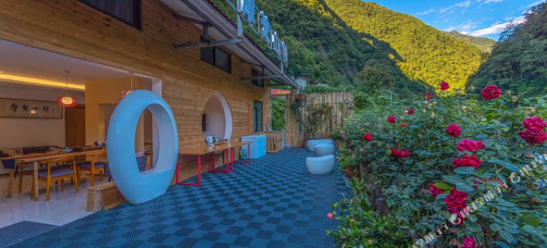 摩梵山邻摄影文化主题酒店(贡嘎神汤店)图片