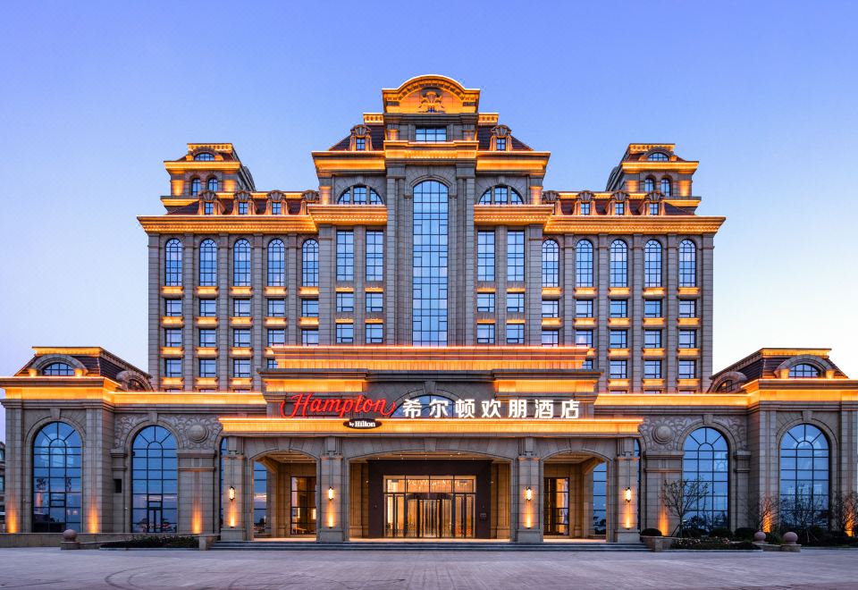 烟台金沙滩希尔顿欢朋酒店外景图