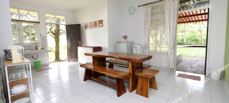 带游泳池的Villa ChavaMinerva Hanni Ciater(Villa ChavaMinerva Hanni Ciater with Pool)图片