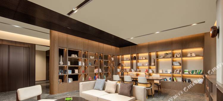 威海站韩乐坊不夜城亚朵酒店图片