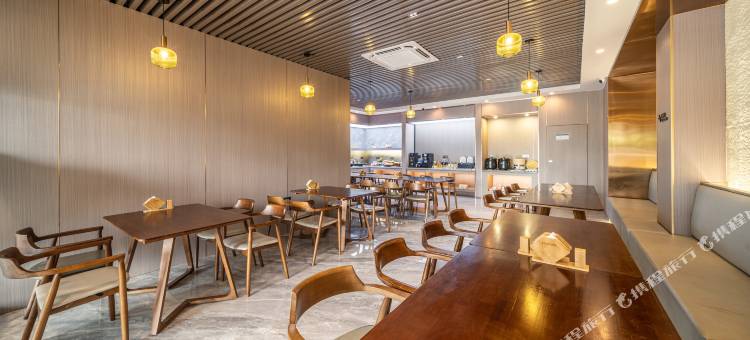 铂顿元世纪酒店(珠海明珠轻轨站店)图片