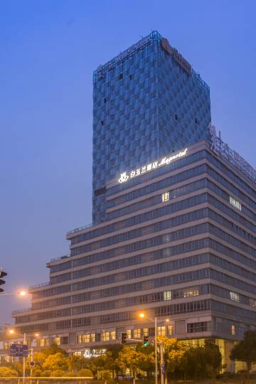 白玉兰酒店(镇江南站绿地广场店)图片