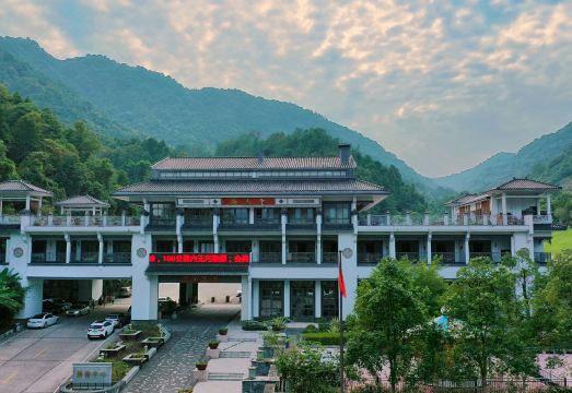 Xinfeng Utop Spring Primeval Forest ResortsHotel Overview