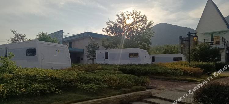 鸣鹿堂房车露营地图片