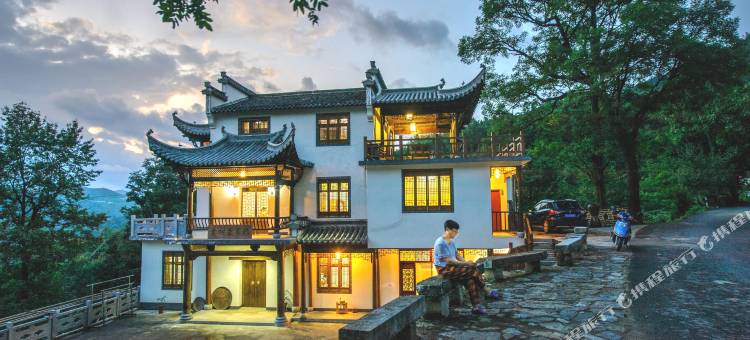 古树旁客栈图片