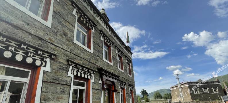 新都桥立启河边民宿图片