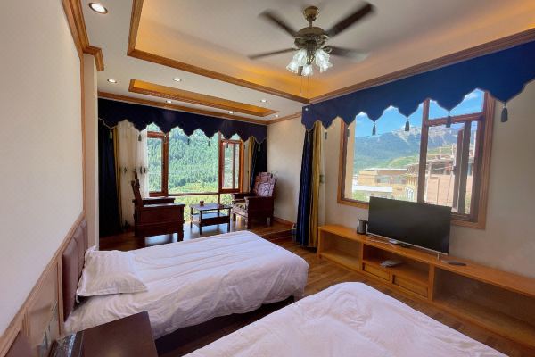 是景区新开业的一所藏式民宿 ,民宿内建有特色的现代复古藏式客房