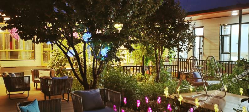 那拉提松叶客栈图片