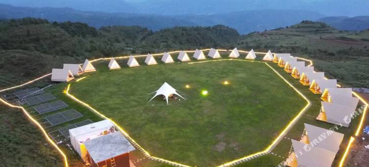 乌蒙大草原在山野露营地图片