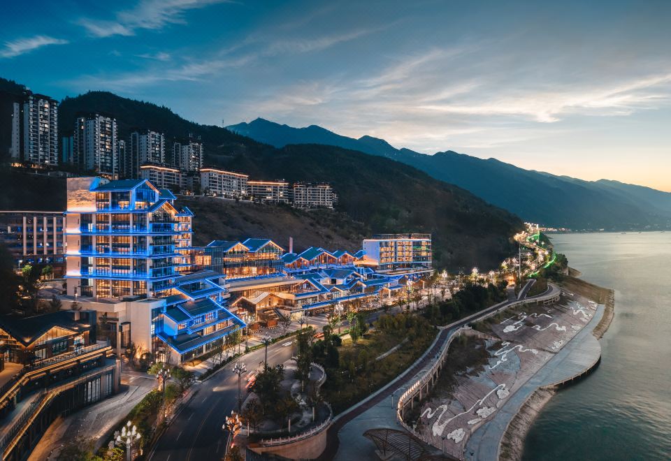 HUALUXE Chongqing Wushan Over view