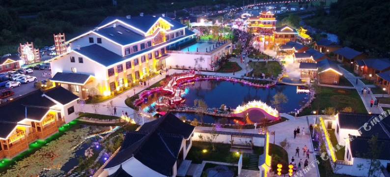 桓仁枫林谷里房车露营小镇酒店图片