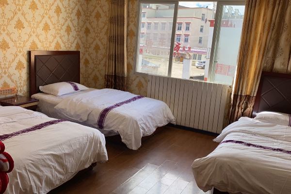 选择房间开业:2014八宿邦达毛哥大酒店位于邦达镇318国道旁,店内设施