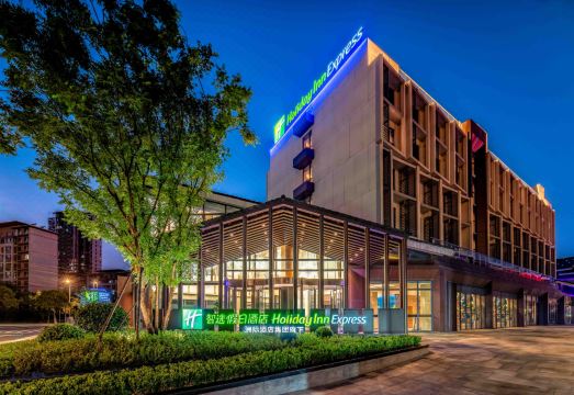 无锡东站智选假日酒店外景图