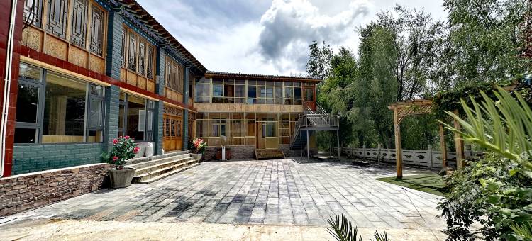 拉尕山青松山庄图片