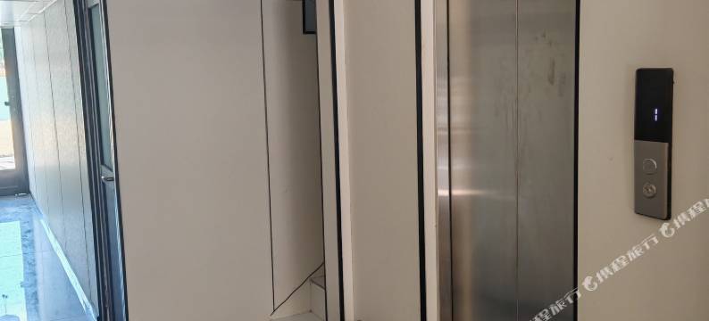 岸边有屋图片