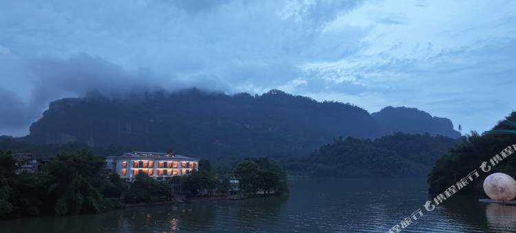 悠然江畔设计师艺术酒店图片