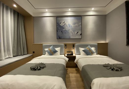 Garze Chin lives in a hotelHotel Overview