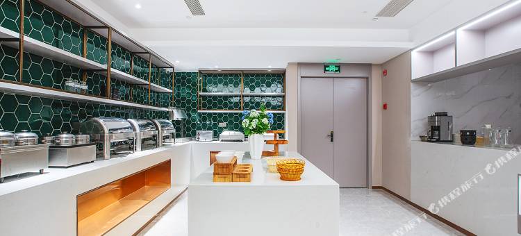 白玉兰酒店(武汉菱角湖万达汉口火车站店)图片