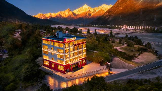 帕居白宫酒店(波密桃花沟景区店)