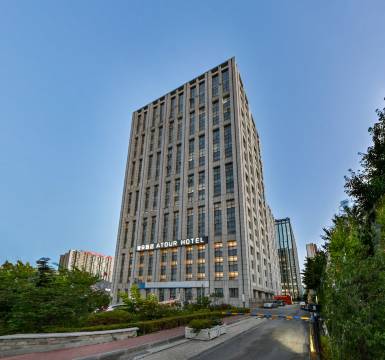 大连高新万达广场海事大学亚朵酒店